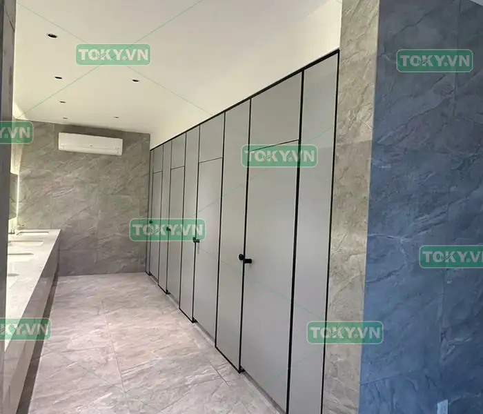 Bí quyết kéo dài tuổi thọ hệ vách ngăn vệ sinh compact trên 15 năm