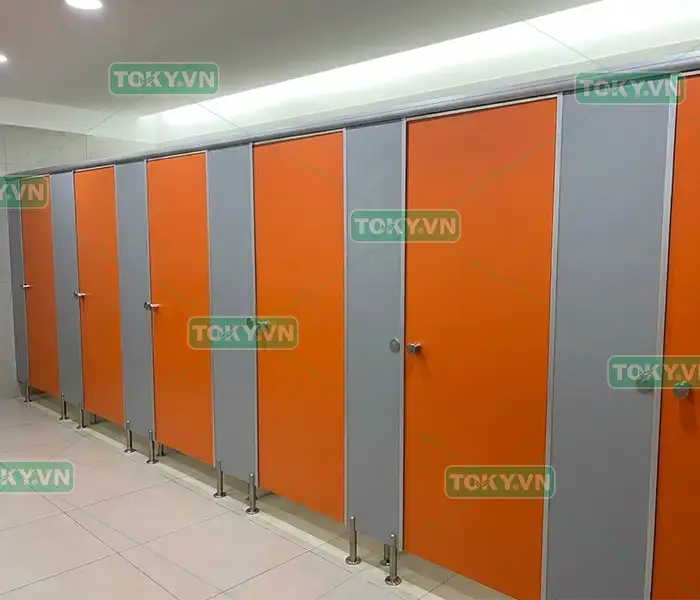 Vách ngăn vệ sinh compact CDF có bị mốc hoặc nở lõi theo thời gian không? 3 Câu hỏi thường gặp (FAQ) về độ bền vách ngăn vệ sinh compact CDF