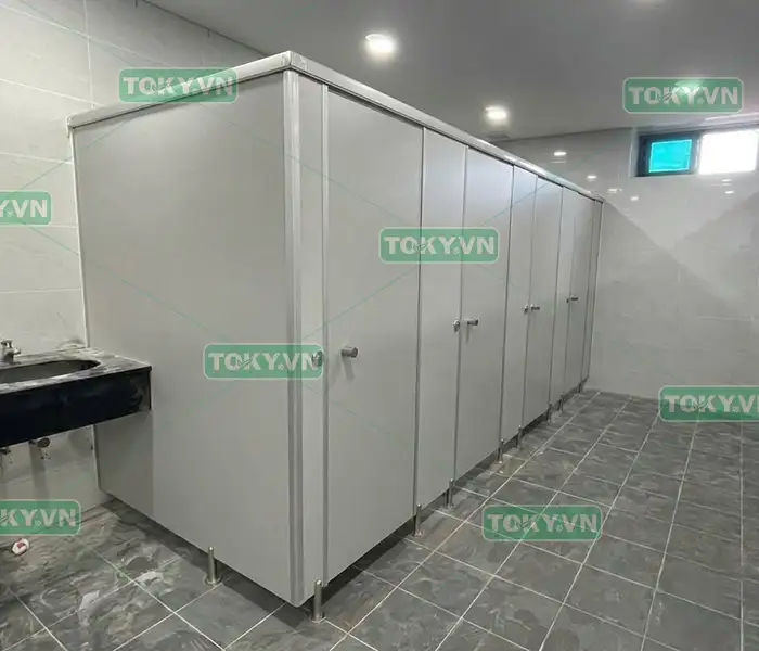 Vách ngăn vệ sinh compact CDF có bị mốc hoặc nở lõi theo thời gian không? 2 4 Giải pháp giúp vách ngăn vệ sinh compact CDF không bị nở mốc