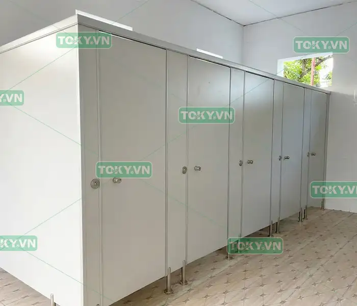 Bí quyết thi công vách ngăn vệ sinh Compact bằng nhôm u tường phẳng đẹp 1 Lợi ích vượt trội của nhôm u tường trong thi công vách ngăn vệ sinh Compact