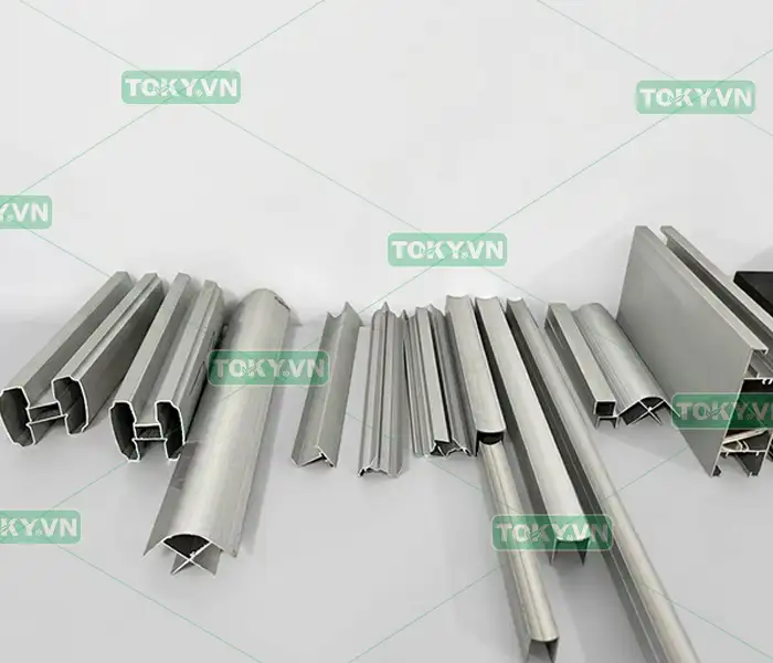 Giải đáp trọn bộ về hệ phụ kiện vách ngăn vệ sinh công nghiệp 3 Nhóm phụ kiện vách ngăn vệ sinh định hình