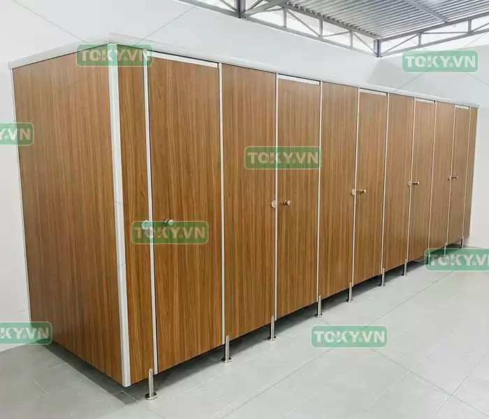 Thi công vách ngăn vệ sinh compact tại KCN Quang Minh