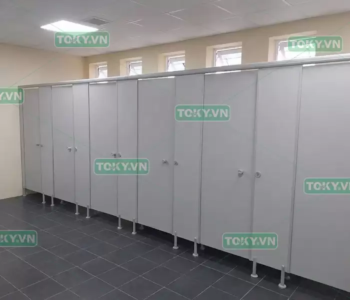 Tiêu chuẩn kỹ thuật bắt buộc khi thi công vách ngăn vệ sinh compact tại nhà xưởng KCN Quang Minh