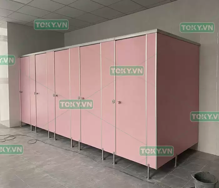 Bài toán tối ưu chi phí và tiến độ cho dự án thi công vách ngăn vệ sinh compact quy mô lớn