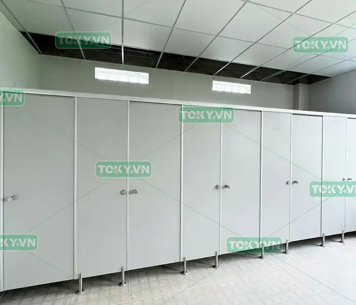 Toky — Đơn vị thi công vách ngăn tấm Compact uy tín, chuẩn kỹ thuật