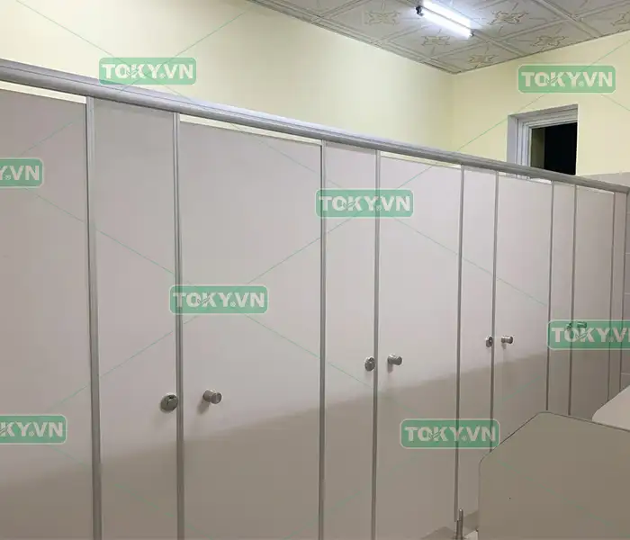 Cách xử lý vết bẩn hóa chất trên vách ngăn vệ sinh Compact HPL 5 Toky - Đơn vị thi công vách ngăn vệ sinh Compact HPL chuyên nghiệp