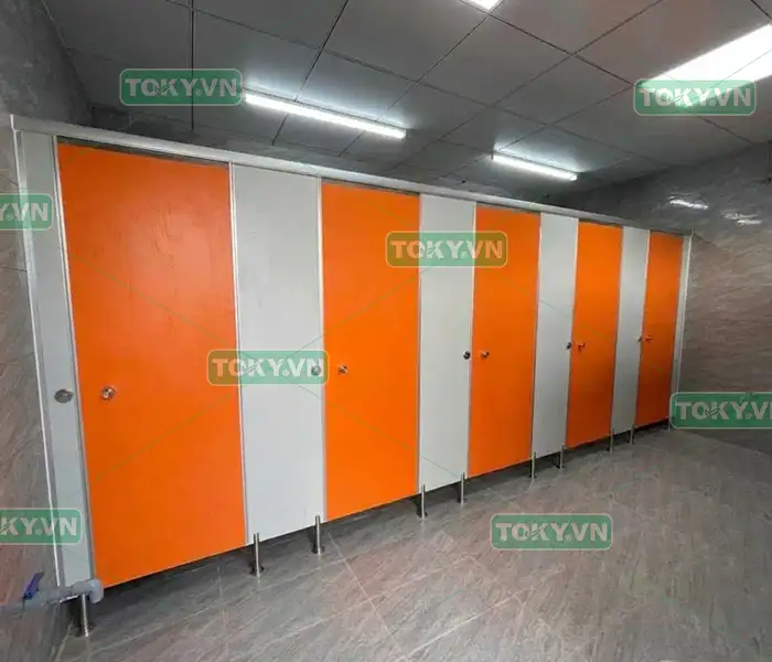 Vách ngăn vệ sinh compact có thực sự chịu nước 100% như quảng cáo? 5 Toky — Đơn vị thi công vách ngăn vệ sinh compact uy tín, minh bạch