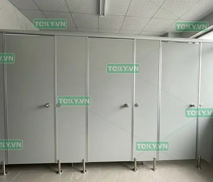 Đầu tư vách Compact cho tòa nhà văn phòng có đắt không? 5 Toky — Giải pháp tối ưu chi phí vách Compact cho tòa nhà văn phòng