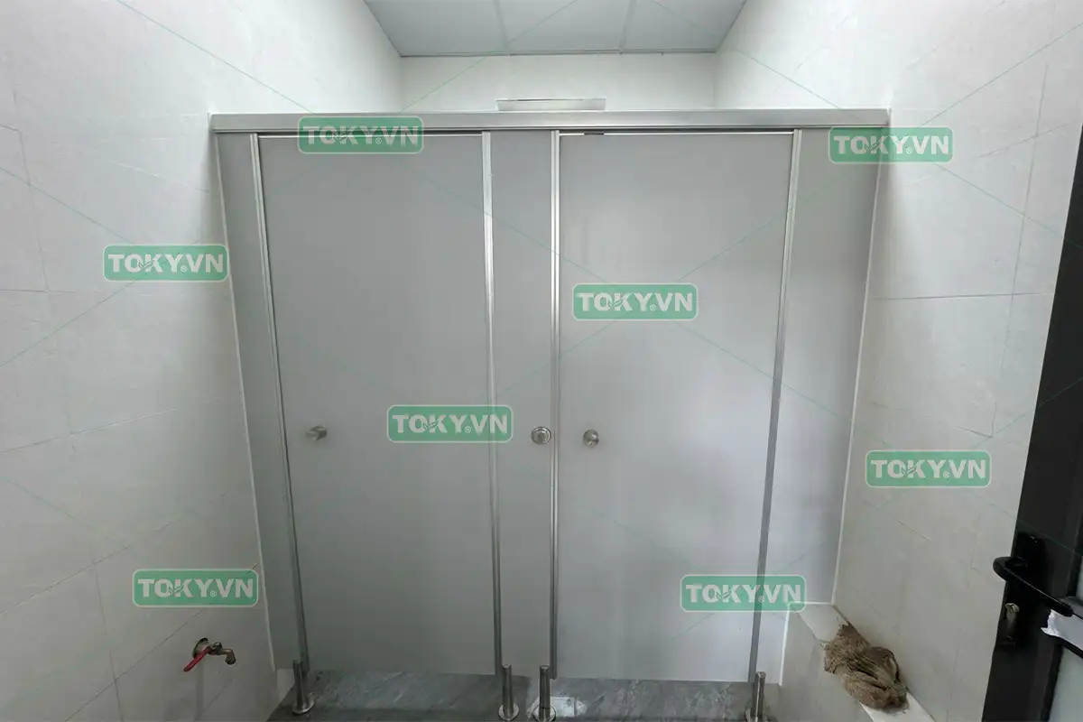 Toky thi công vách ngăn vệ sinh Compact tại Phú Thượng, Tây Hồ