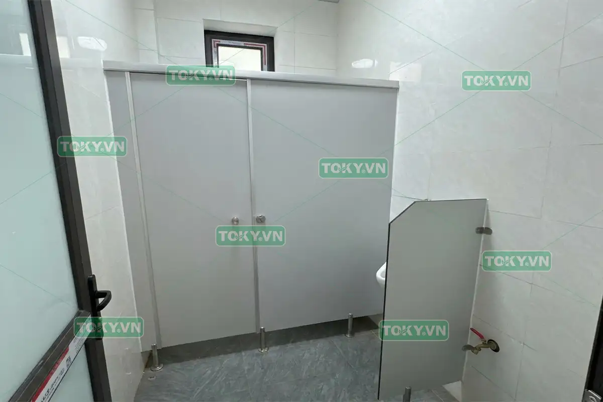 Toky thi công vách ngăn vệ sinh Compact tại Phú Thượng, Tây Hồ