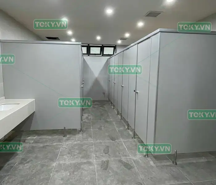 Vách ngăn vệ sinh compact CDF có bị mốc hoặc nở lõi theo thời gian không? 4 TOKY — Thi công vách ngăn vệ sinh compact CDF đúng độ nén, bảo hành uy tín