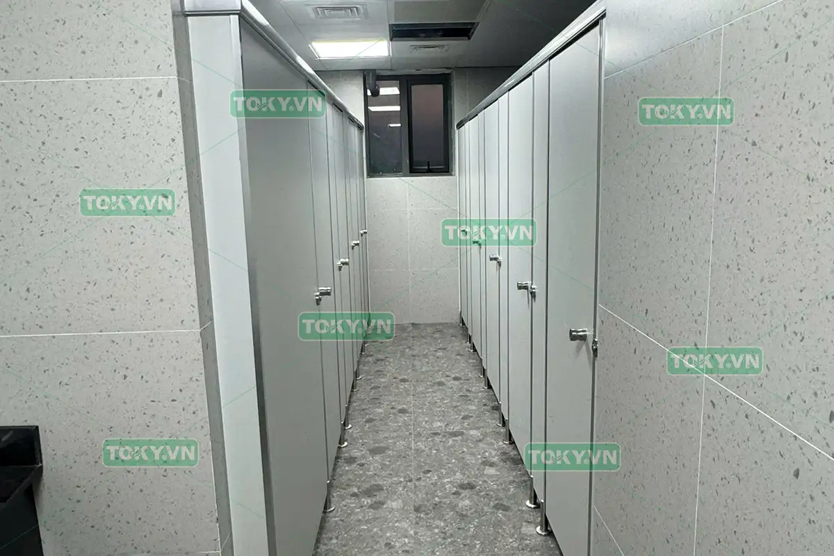Toky thi công 90m2 vách ngăn vệ sinh compact tại công ty Vhomeplus Việt Nam