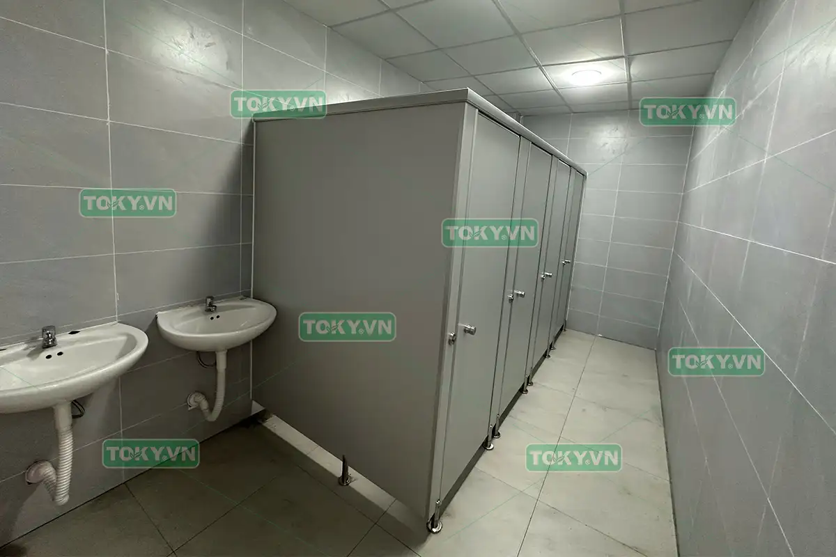 Toky hoàn thành 100m2 thi công vách ngăn vệ sinh tại trường phổ thông Quốc tế