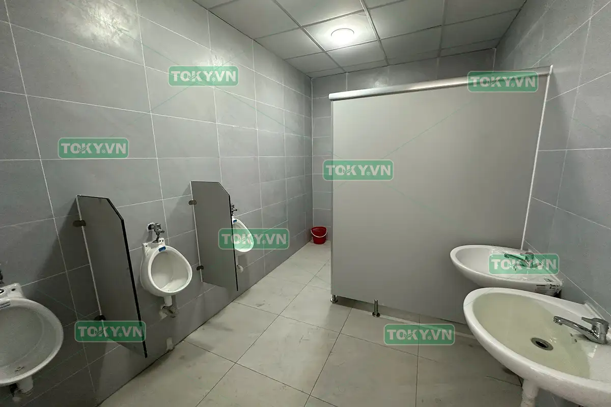 Toky hoàn thành 100m2 thi công vách ngăn vệ sinh tại trường phổ thông Quốc tế