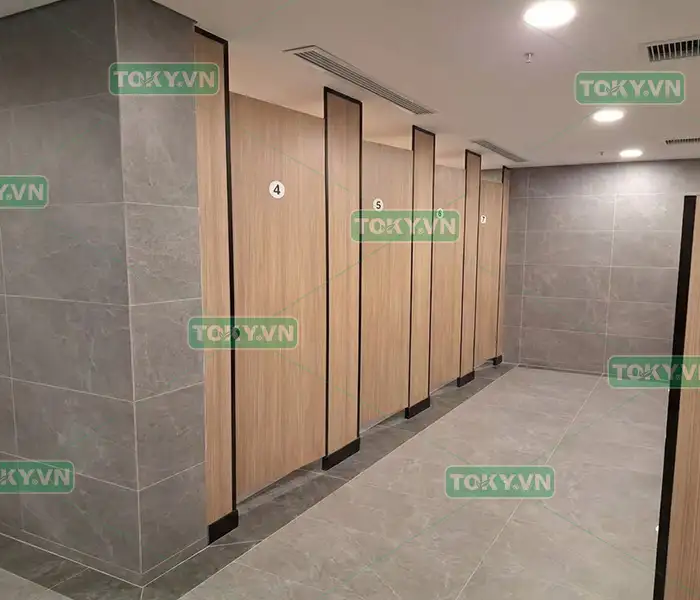 Xu hướng thiết kế vách ngăn vệ sinh Compact kịch trần cho không gian sang trọng 2 4 Ưu điểm vượt trội của vách ngăn vệ sinh Compact kịch trần nâng tầm không gian dịch vụ