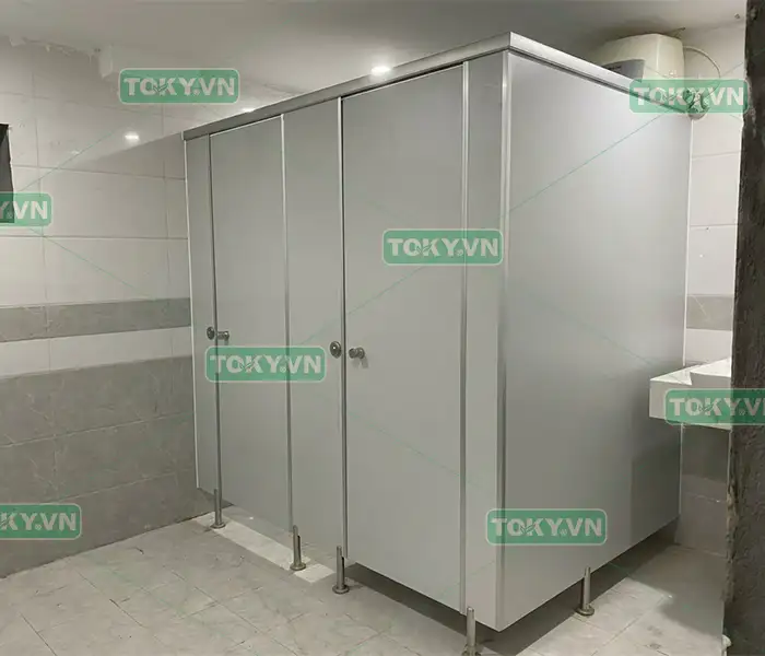 Đầu tư vách Compact cho tòa nhà văn phòng có đắt không? 2 Bài toán chi phí: Vách Compact cho tòa nhà văn phòng thực sự đắt hay rẻ?