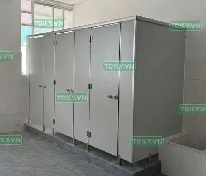 Vách ngăn vệ sinh compact có thực sự chịu nước 100% như quảng cáo? 2 Vì sao vách ngăn vệ sinh compact HPL chịu nước 100% còn vách ngăn CDF chỉ chống ẩm?
