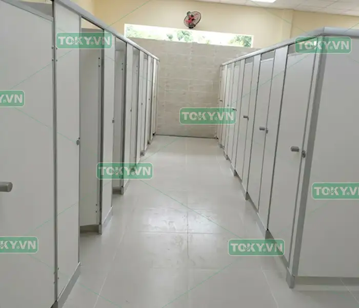 Vách ngăn vệ sinh Compact sử dụng ủng nhôm thay cho chân đỡ