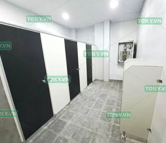 Dung sai kỹ thuật và tiêu chí nghiệm thu thi công vách ngăn vệ sinh compact