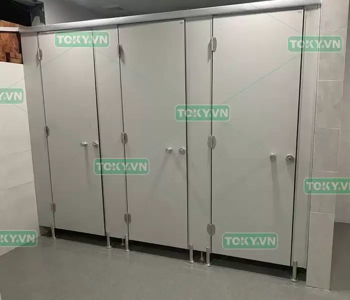 Tấm compact giá rẻ 600k/m2: tại sao lõi đen nhưng vẫn bị nở sau 3 tháng? 4 Giải pháp mua tấm compact giá rẻ đúng chuẩn chất lượng tại tổng kho TOKY