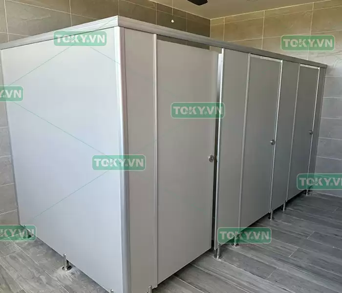 5 yếu tố ảnh hưởng đến đơn giá thi công vách ngăn vệ sinh compact hpl 4 Giải pháp tối ưu ngân sách thi công vách ngăn vệ sinh compact hpl tại Toky