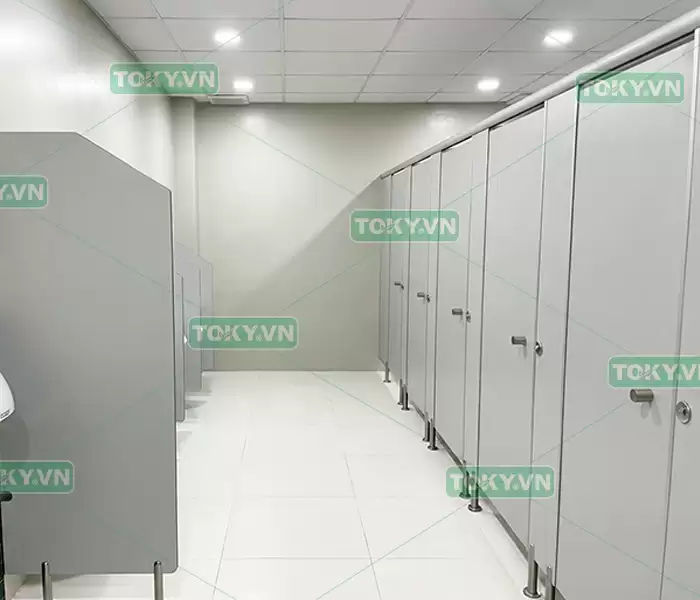 Tẩy bồn cầu axit - kẻ thù làm hỏng vách ngăn vệ sinh compact 3 Hướng dẫn vệ sinh vách ngăn vệ sinh compact đúng kỹ thuật