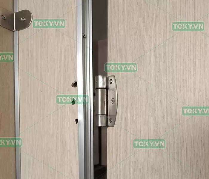 Lỗi bắt vít làm cánh vách ngăn vệ sinh compact bị xệ