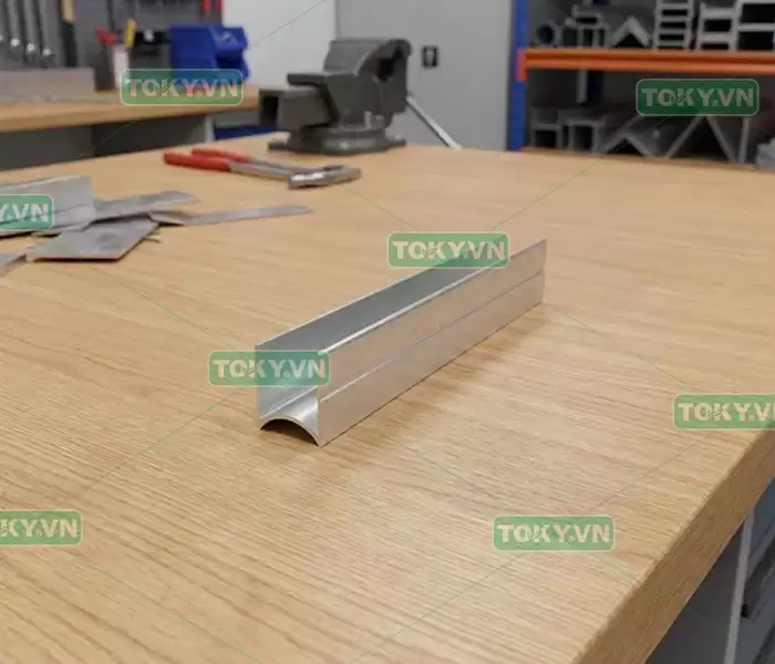 Lỗi dùng nhôm u tường rẻ tiền làm vách ngăn vệ sinh compact xô lệch