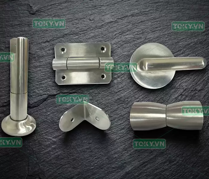 Phân biệt phụ kiện vách ngăn vệ sinh inox 304 và inox 201 khi thi công 2 Phân biệt phụ kiện vách ngăn vệ sinh inox 304 khi thi công