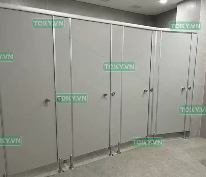 5 yếu tố ảnh hưởng đến đơn giá thi công vách ngăn vệ sinh compact hpl 2 Hệ phụ kiện đồng bộ ảnh hưởng đến thi công vách ngăn vệ sinh compact hpl