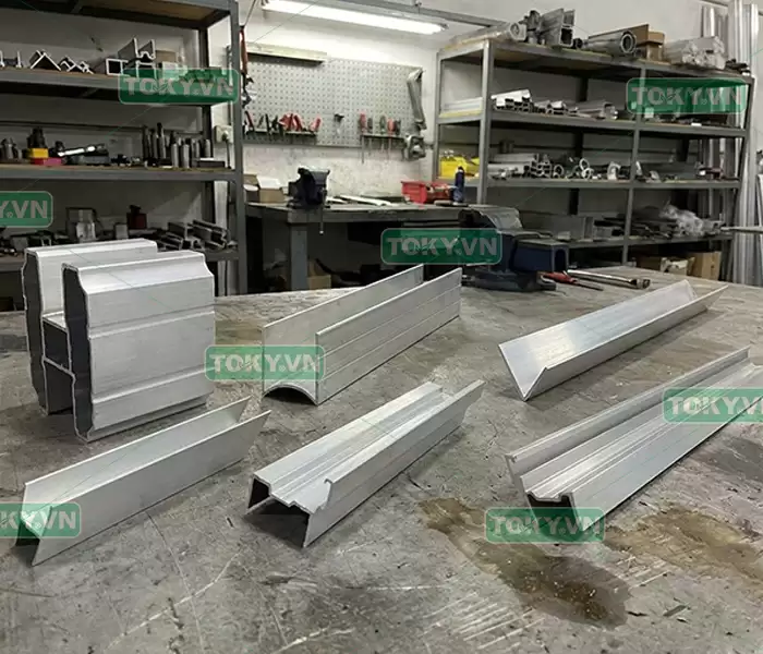 Phụ kiện nhôm định hình trong thi công vách ngăn vệ sinh compact
