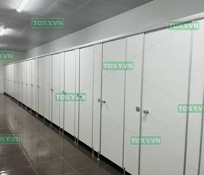 Những rủi ro khi chọn sai đơn vị thi công vách ngăn vệ sinh compact
