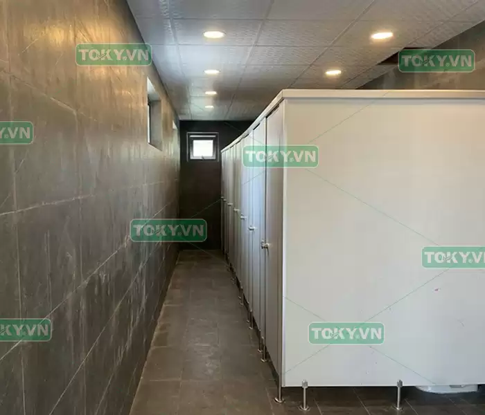 Tấm compact giá rẻ 600k/m2: tại sao lõi đen nhưng vẫn bị nở sau 3 tháng? 3 Rủi ro tài chính khi lựa chọn tấm compact giá rẻ kém chất lượng