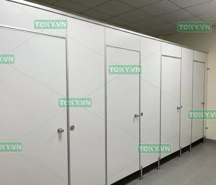 Thi công vách ngăn vệ sinh compact tại KCN Hanssip
