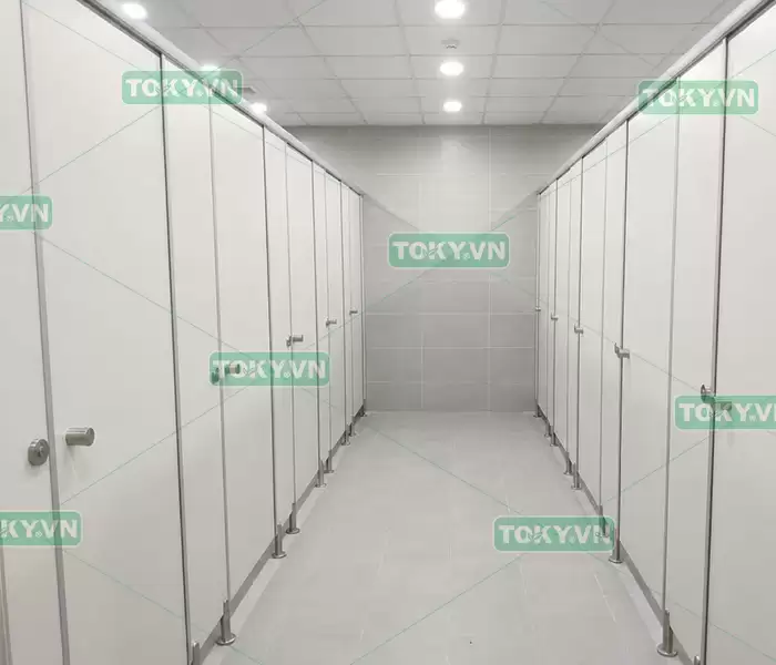 Thi công vách ngăn vệ sinh compact tại KCN Hanssip