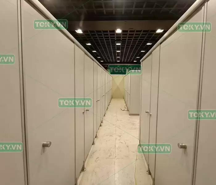 Thi công vách ngăn vệ sinh compact tại KCN Nam Thăng Long chuẩn chất lượng
