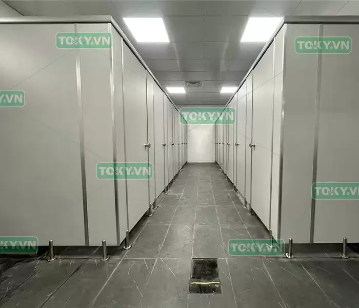 Thi công vách ngăn vệ sinh compact tại KCN Nam Thăng Long