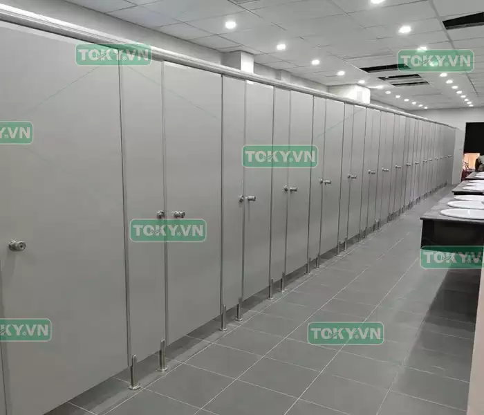 Thi công vách ngăn vệ sinh compact tại KCN Phú Nghĩa 2 Thi công vách ngăn vệ sinh compact tại KCN Phú Nghĩa