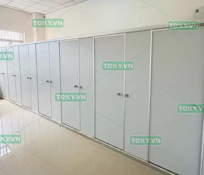 Thi công vách ngăn vệ sinh compact tại KCN Phụng Hiệp 2 Thi công vách ngăn vệ sinh compact tại KCN Phụng Hiệp