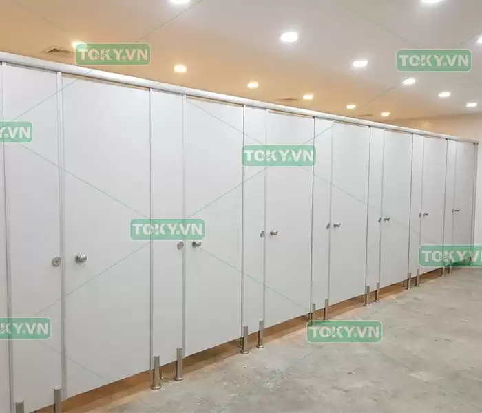 Thi công vách ngăn vệ sinh compact tại KCN Phụng Hiệp