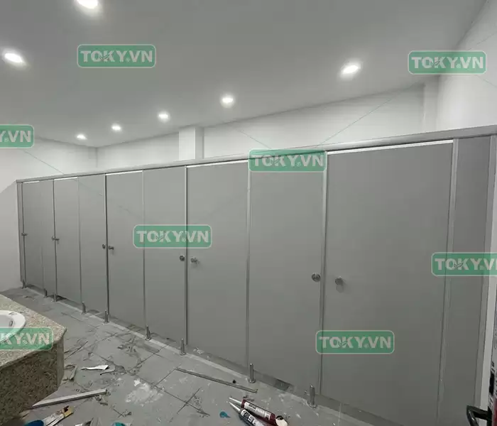 Thi công vách ngăn vệ sinh compact tại KCN Sài Đồng B chuẩn chất lượng