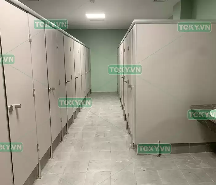 Thi công vách ngăn vệ sinh compact tại khu CNC Hòa Lạc 2 Thi công vách ngăn vệ sinh compact tại khu CNC Hòa Lạc