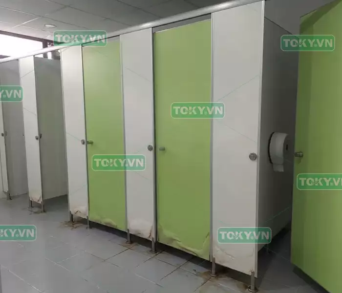 Tấm compact giá rẻ 600k/m2: tại sao lõi đen nhưng vẫn bị nở sau 3 tháng? 1 Thực trạng bẫy giá từ các mẫu tấm compact giá rẻ lõi đen