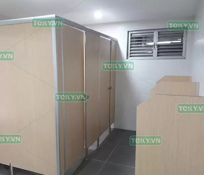 Lỗi bắt vít làm cánh vách ngăn vệ sinh compact bị xệ 3 Tiêu chuẩn bắt vít thi công vách ngăn vệ sinh compact chuẩn kỹ thuật tại Toky