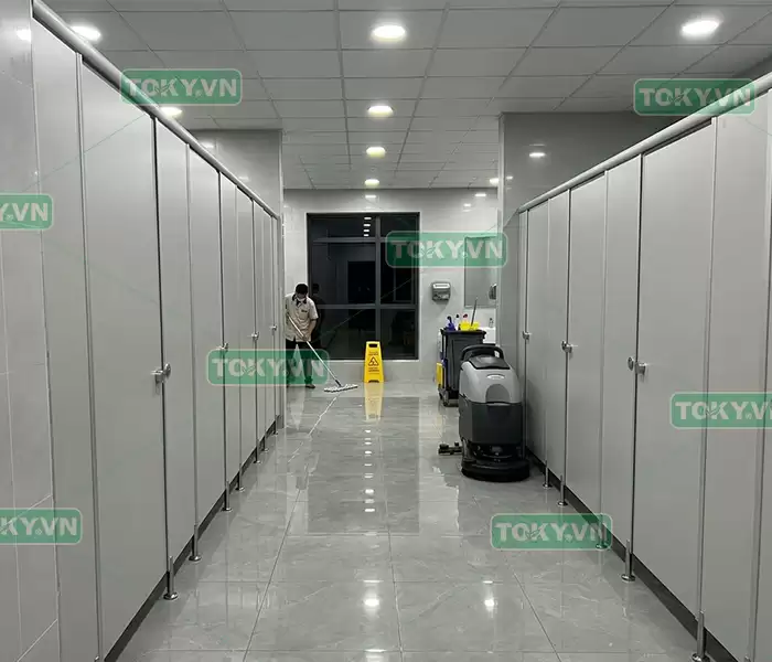 Tẩy bồn cầu axit - kẻ thù làm hỏng vách ngăn vệ sinh compact 5 Toky - Đơn vị cung cấp và bảo trì vách ngăn vệ sinh compact chuyên nghiệp