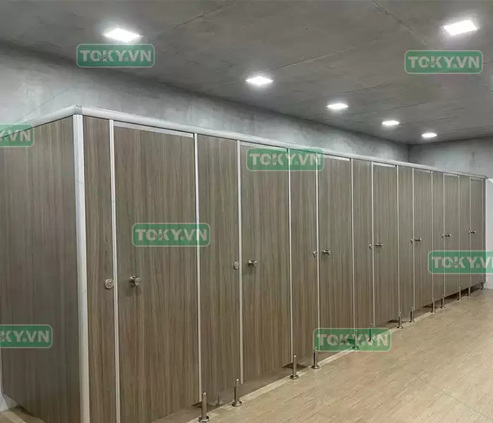 Thi công vách ngăn vệ sinh compact tại KCN Hapro 3 Toky - Đơn vị thi công vách ngăn vệ sinh compact uy tín tại KCN Hapro