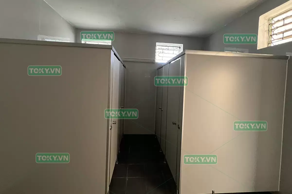 Toky hoàn thiện 200m2 vách ngăn vệ sinh compact tại trường tiểu học Hưng Đạo
