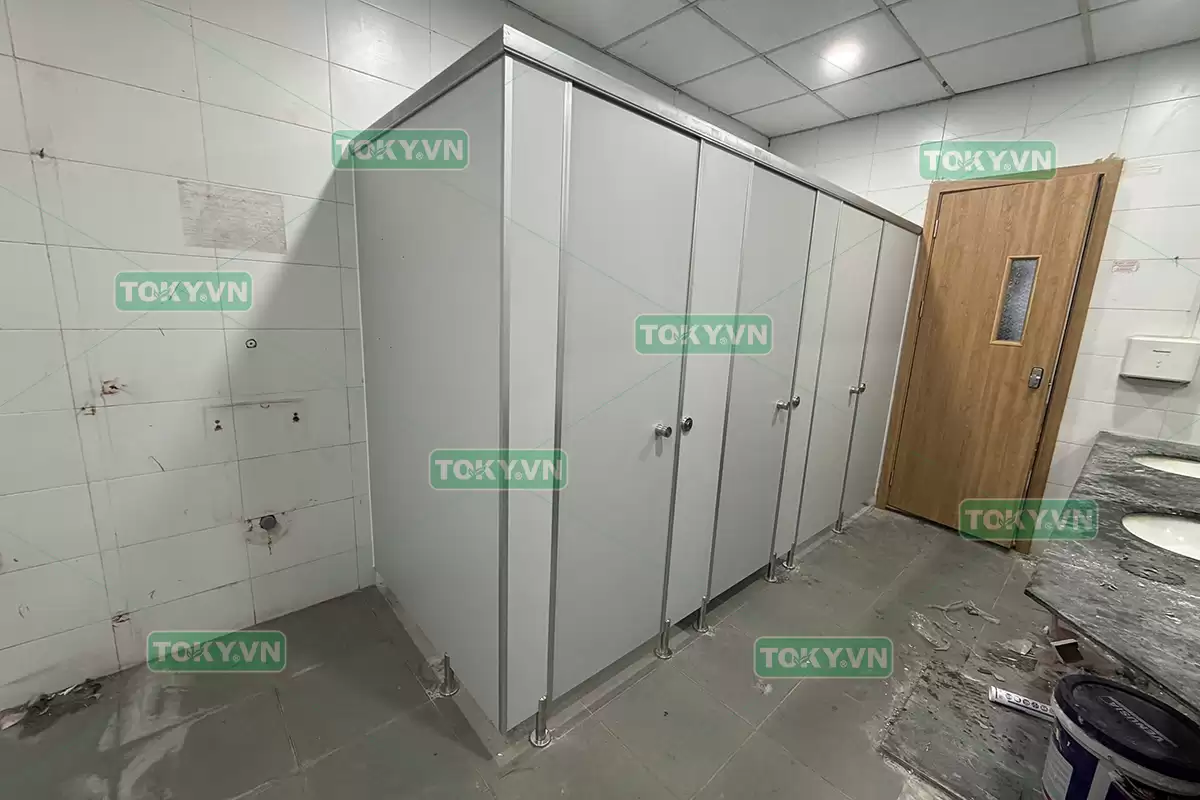 Toky thi công vách ngăn vệ sinh compact tại công ty tnhh Cenx-One