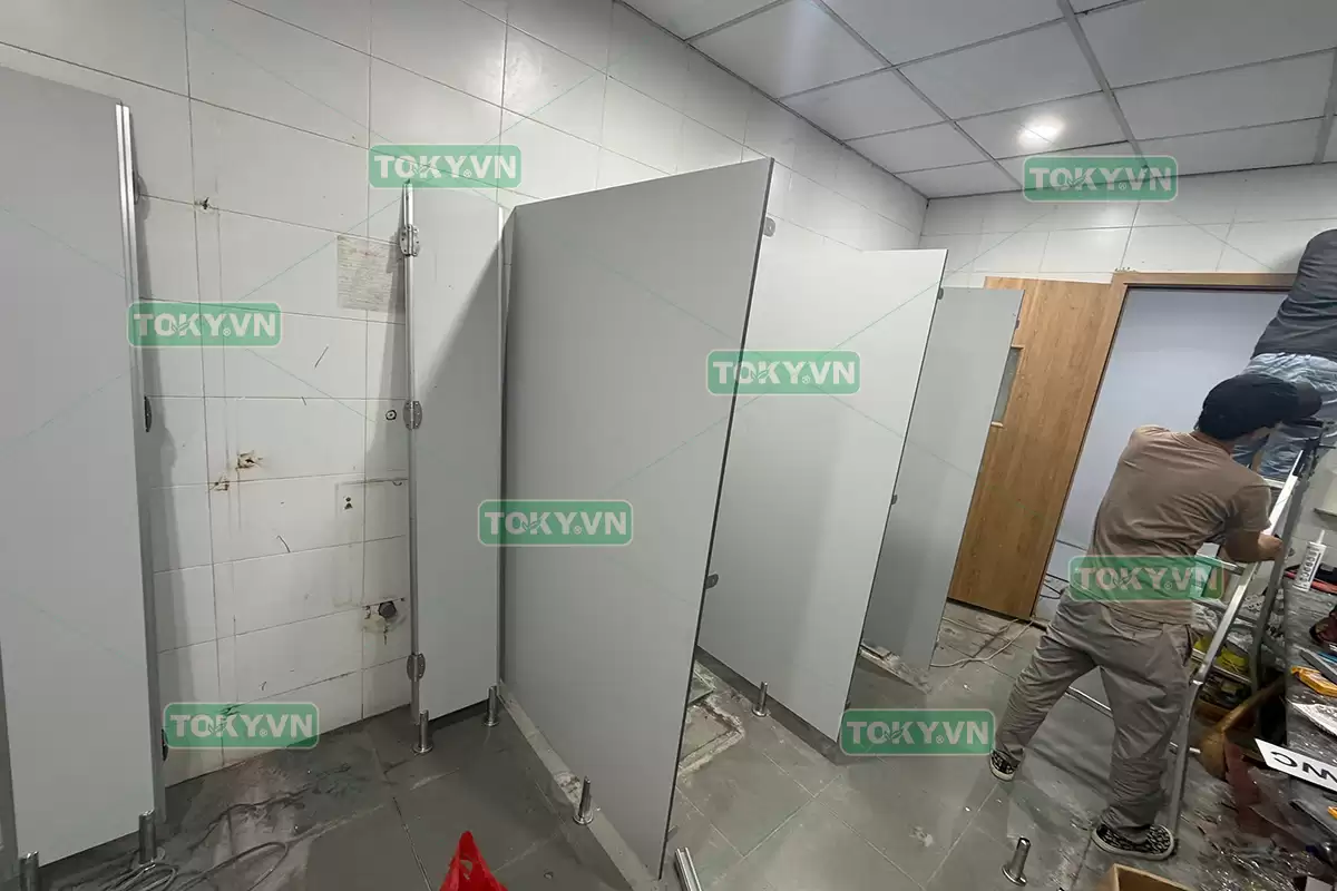 Toky thi công vách ngăn vệ sinh compact tại công ty tnhh Cenx-One