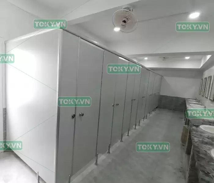Thi công vách ngăn vệ sinh compact tại KCN Phú Nghĩa 3 TOKY — Đơn vị thi công vách ngăn vệ sinh compact tại KCN Phú Nghĩa uy tín